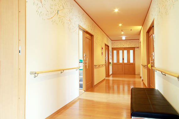 施設内はオールバリアフリーで手すり付きに。車いすの方もスムーズに行き来できます。