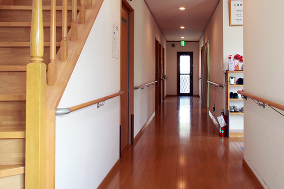 施設とは思えない温かみに包まれた、木のぬくもりのある空間でご自分らしい暮らしを楽しめるよう、設計しています。