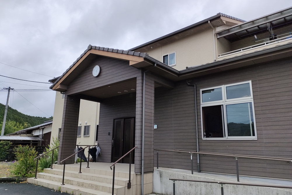 「大人の学校」をテーマにつくられたエントランス